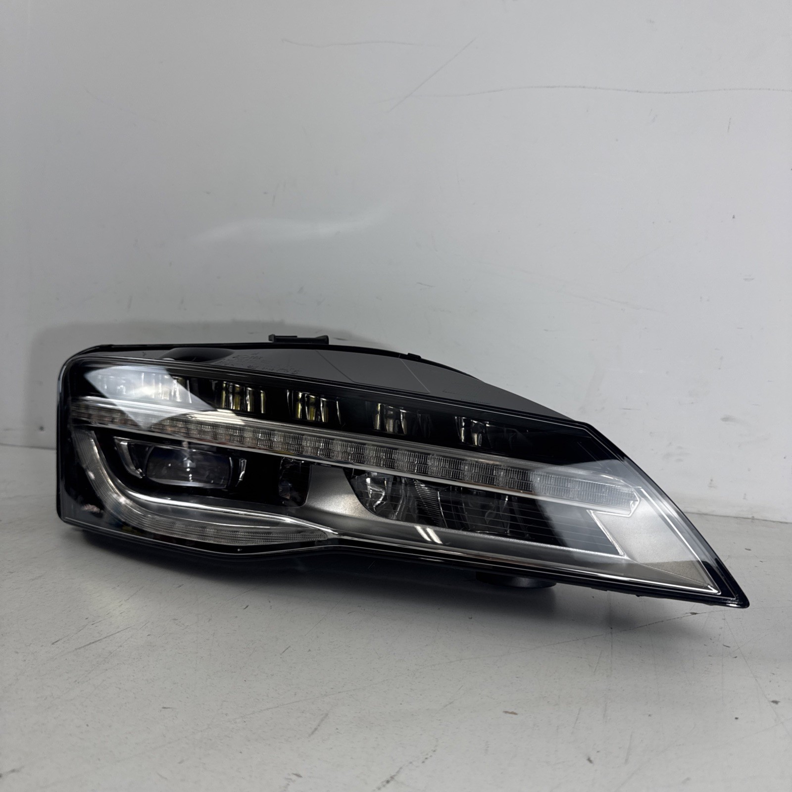 Audi R8 Right Headlight P/N 420941004AB