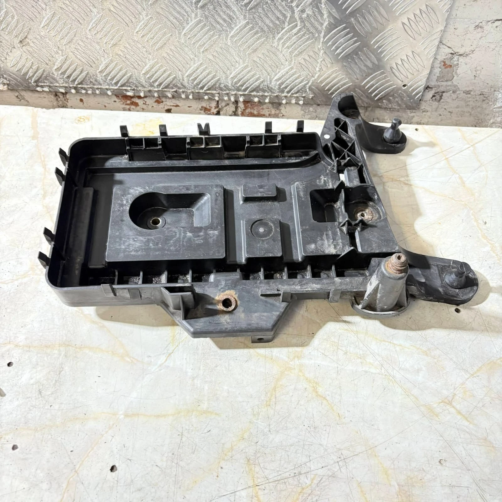 Volkswagen Golf Type 1K battery support tray