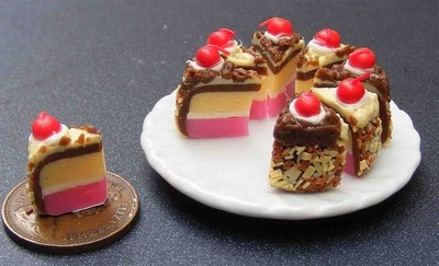 Puppenhaus ganze Torte 8 Scheiben auf einem Keramikteller Essen Maßstab 1:12 SC6 Tumdee