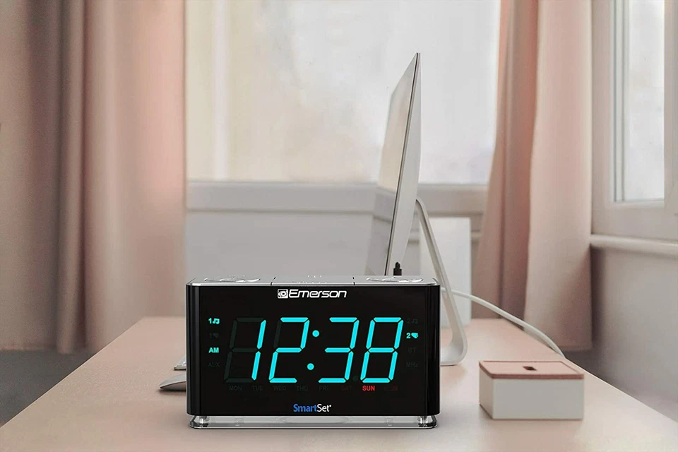 Emerson SmartSet Alarm Clock Radio with Bluetooth Speaker Charging Station USB - Image 2 of 4