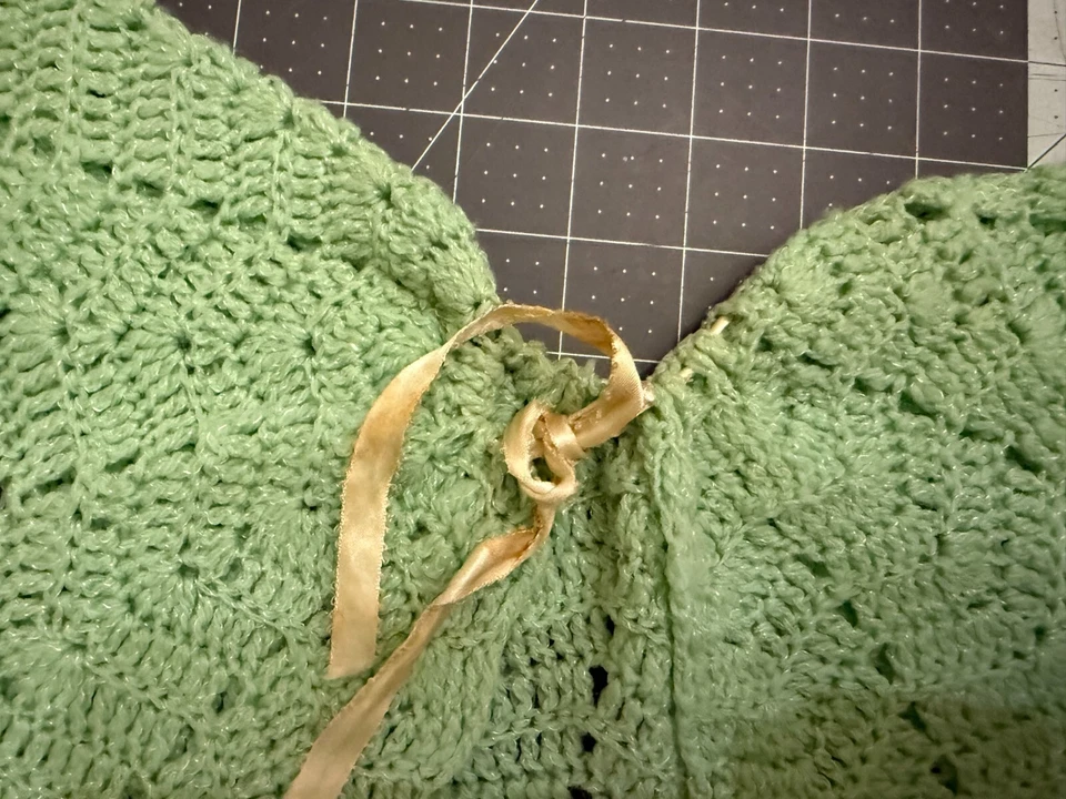 Vestido tejido vintage c. 1940-50 bebé niña verde menta hecho a mano Foto 2 de 4