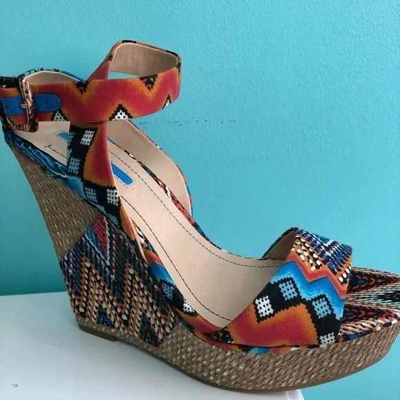 Новый клин поколения BCBG - потрясающий племенной принт - размер 9,5 - Изображение 2 из 4