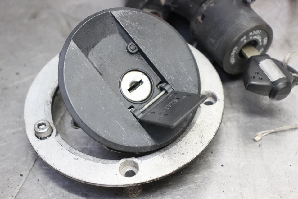 05-06 Suzuki GSXR 1000 Lock Set Ignition Gas Cap Key Foto 3 de 4