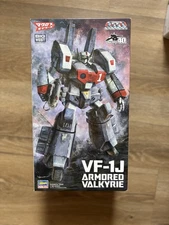 Hasegawa Super Dimension Fortress Macross VF-1J Armored Valkyrie Batroid 1/72