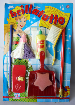 VINTAGE 80'S LANDLADY BIG CLEANING PLASTIC TOY PLAYSET BROOM MOP GLOBO NEW !