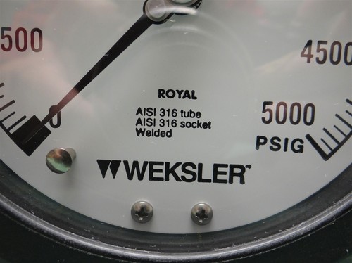 Weksler Royal 4 1/2" Pressure Gauge 0-5000 PSIG, 1/4" NPT Back Connection - Picture 3 of 8