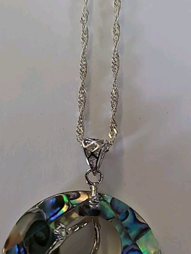 Vintage LEE SANDS Mother of Pearl and Abalone Pendant - Picture 3 of 6