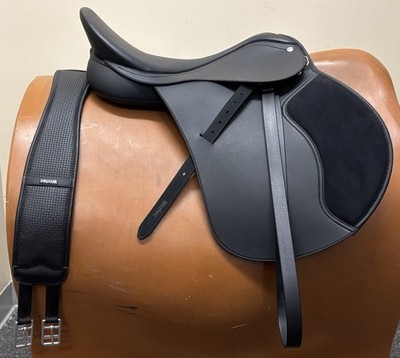 Wintec 250 GP Saddle | 18'' Black with Free Wintec Girth and Wintec Leathers