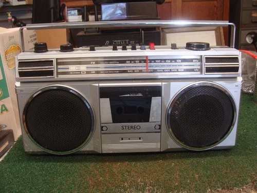 VINTAGE 80's Sanyo Boombox M9705A Cassette AM/FM Boombox Ghetto Blaster Working