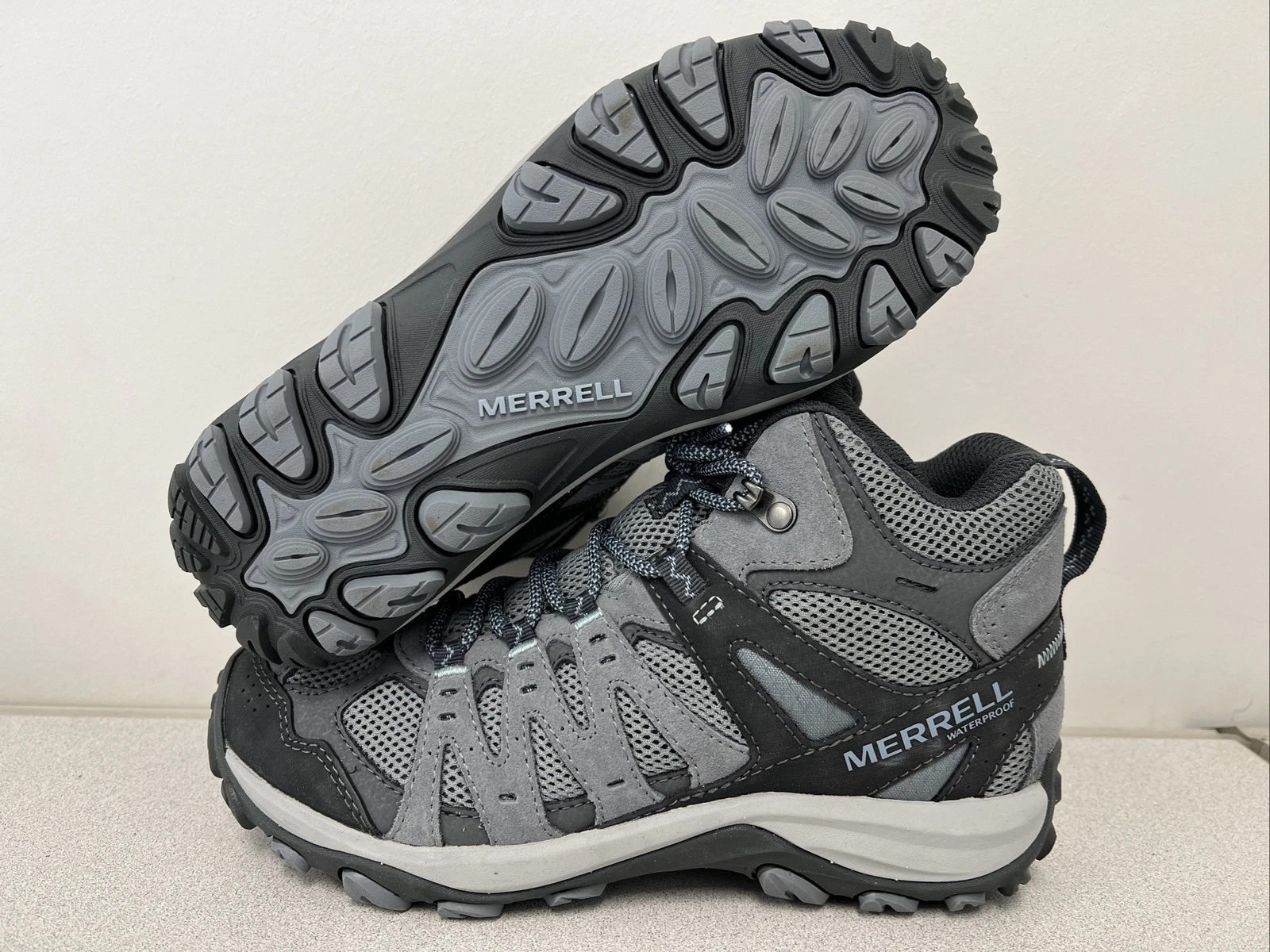 Merrell "ACCENTOR 3 MID WATERPROOF" Women's size 7 Trail Boots Hiking Camping