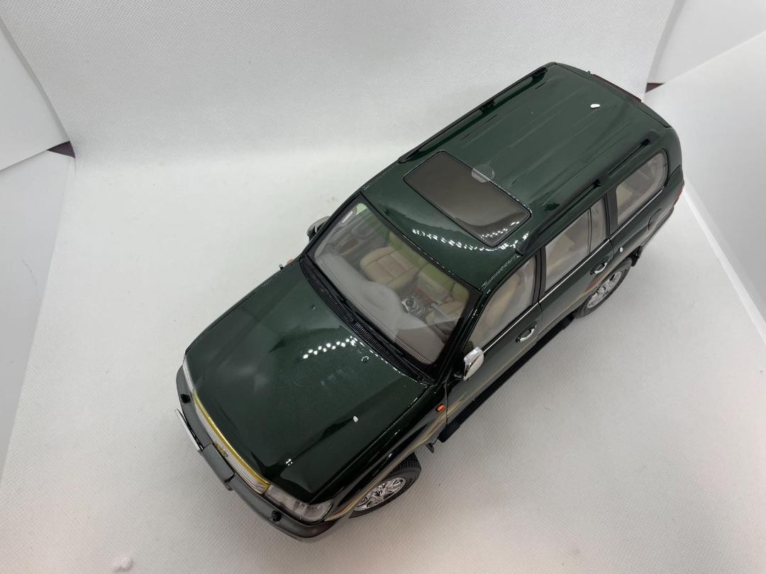 203-009 1/18 トヨタ ランドクルーザー LC100 ダークグリーン 203-009 1/18 Toyota Land Cruiser LC100 Dark Green Model Car