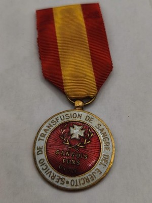 Medalla Cruz Roja época de Franco. España. Nombre grabado en el reverso