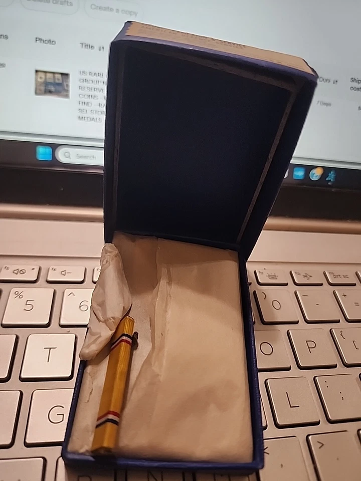 MEDALLA DE DEFENSA AMERICANA DE LA SEGUNDA GUERRA MUNDIAL + CINTA + SOLAPA PIN CAJA FECHADA 18/09/1945 COSA REAL Foto 2 de 4