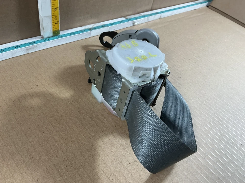 Retractor de cinturón de seguridad trasero izquierdo Toyota Sienna 2011-2014 tercera fila OEM Foto 2 de 4