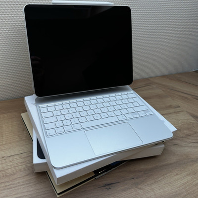 Apple iPad Pro 13 Zoll (M4) 256GB Wi Fi + Cellular Silber + Pencil + Keyboard