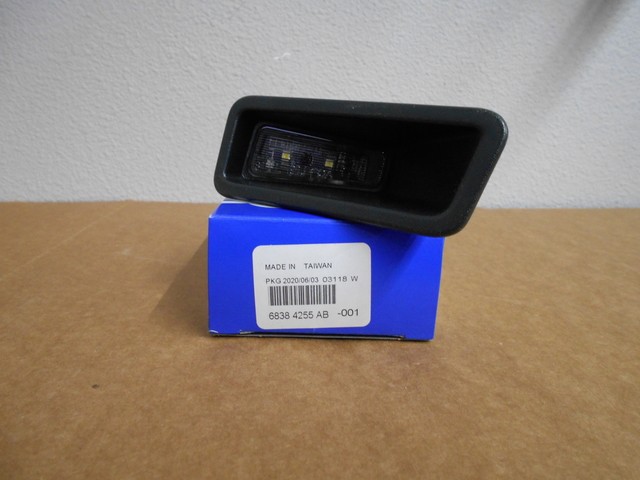 【現品】ブラヘア・アルマータ　13号　５F番 68384255AB OEM 2019-21 RAM 2500 3500 LEFT License Plate LED Lamp