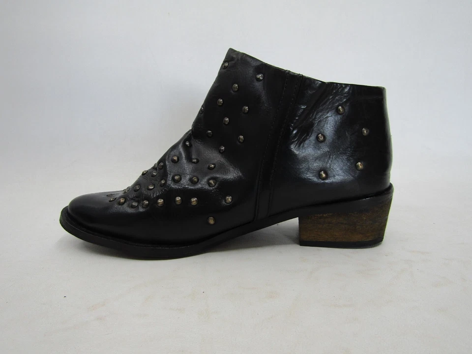Botines de moda Ecote para mujer talla 6 M de cuero negro con cremallera tachuelas al tobillo Foto 2 de 4