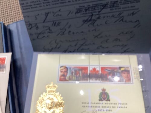 1998 Canada RCMP .9999 argento foglia d'acero prova inversa Privy & Stamp Book set - Foto 11 di 15