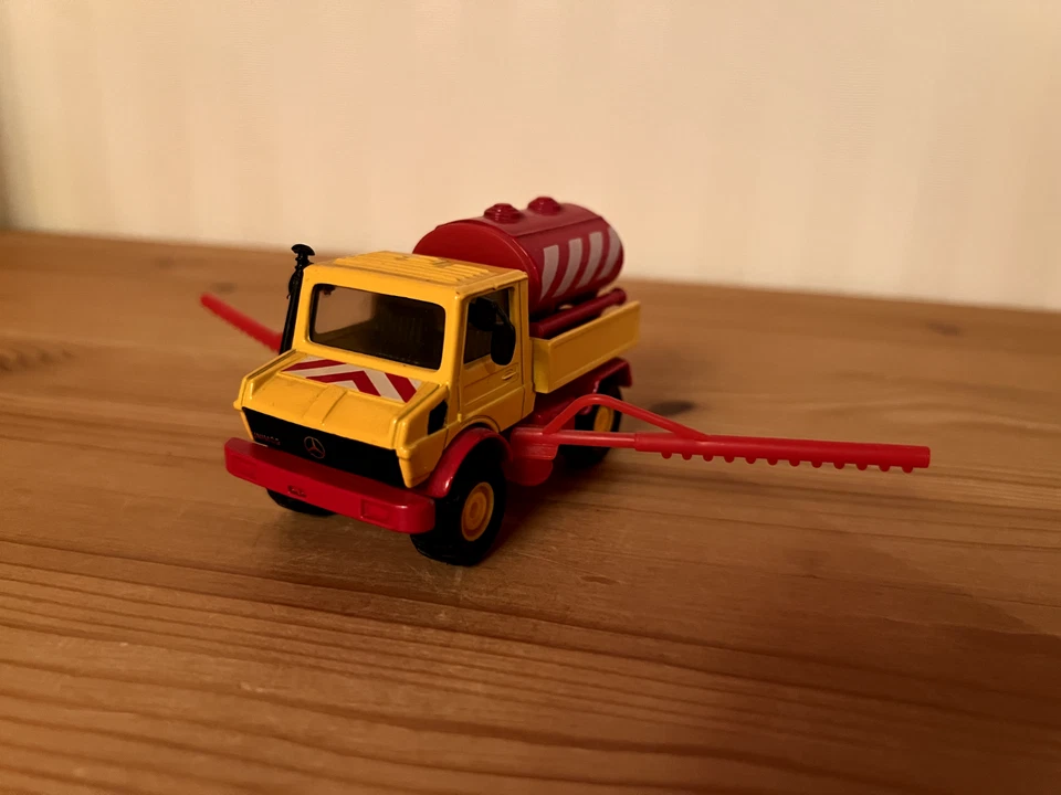 Matchbox Unimog mit Aufbauspritze - Bild 2 von 3