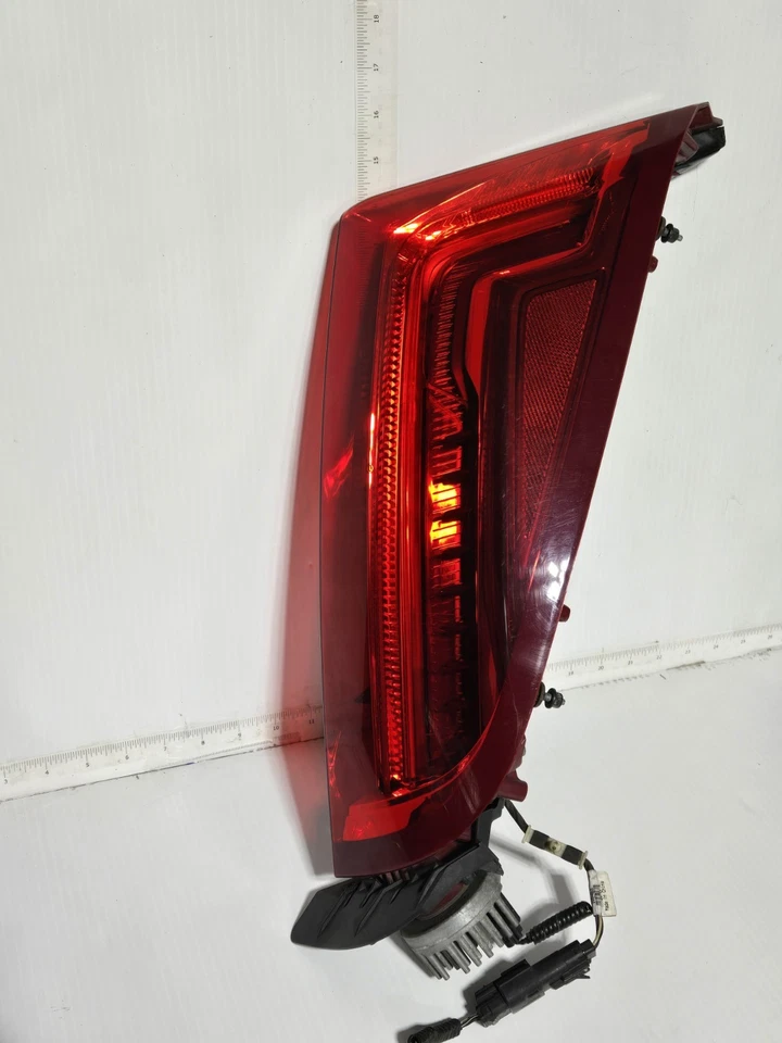 OEM 2013-2017 CADILLAC XTS LUZ TRASERA LADO PASAJERO LED PROBADO Y FUNCIONA Foto 2 de 4