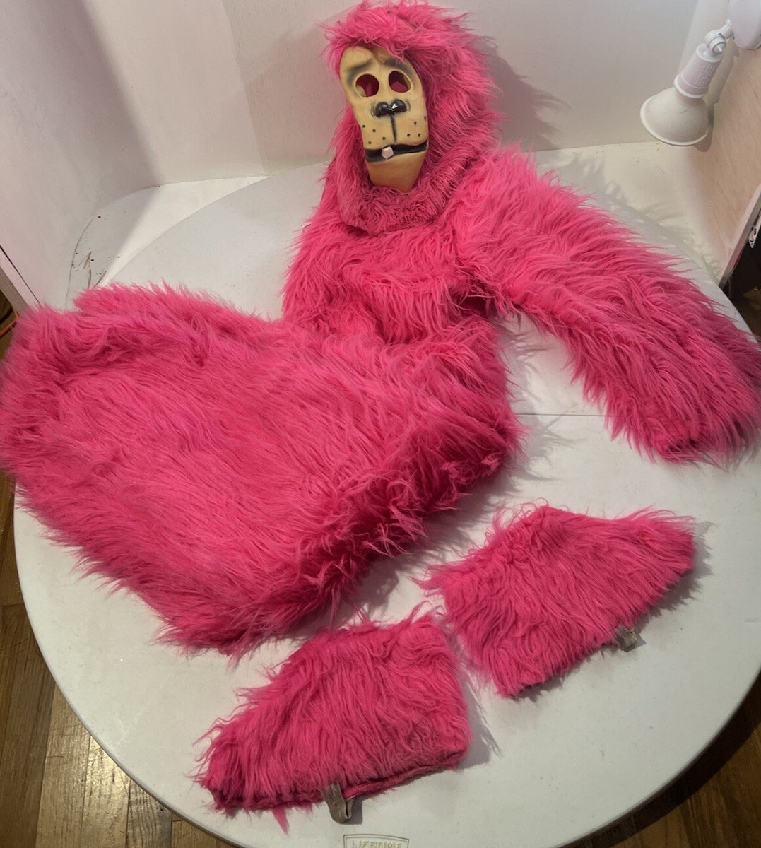 限定特殊マット額装品/バンクシー Gorilla in a Pink Mask Amazon.co.jp: 限定特殊マット額装品バンクシー Gorilla in a