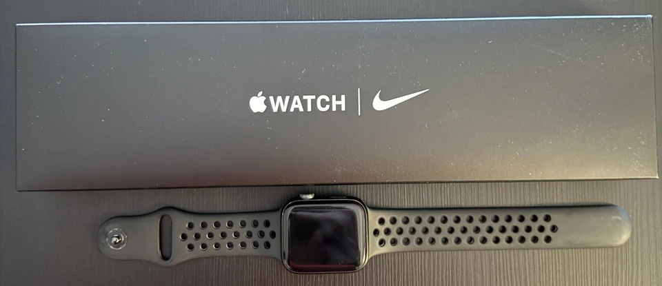 Apple Watch SE Nike 44mm Space Grau Aluminiumgehäuse mit Anthrazit/Schwarz..., Foto 1 von 5