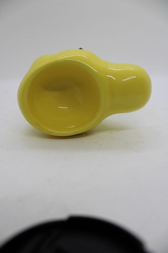 Taza de huevo para bebé pollito de cerámica amarilla granero de cerámica con patas de metal negro nuevo de lote antiguo - Imagen 10 de 10
