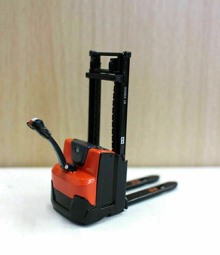 1/24 Scale Vehicle Truck BT Staxio Forklift Model Electric Stacker Diecast Toy - Picture 2 of 8