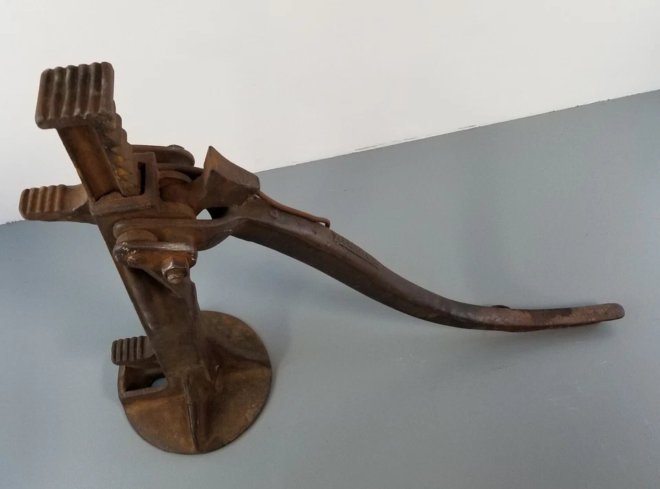 ANTIQUE 1940s Badger Malleable Jack Farm Machine Auto Car Train Pat. 2185476 - Image 4 of 4