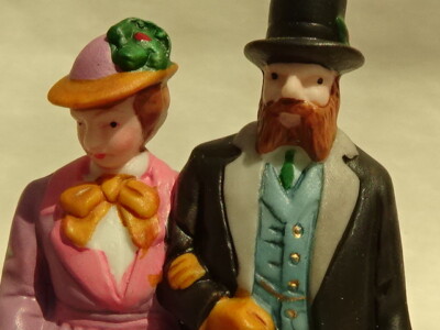 NEW DEPARTMENT 56 HERITAGE VILLAGE SERIES HOLIDAY TRAVELERS #5571-9