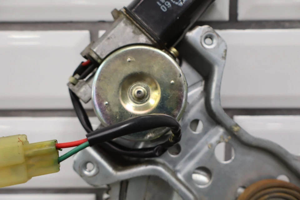 Regulador eléctrico puerta pasajero derecho Toyota Celica 1982-1985 Foto 4 de 4