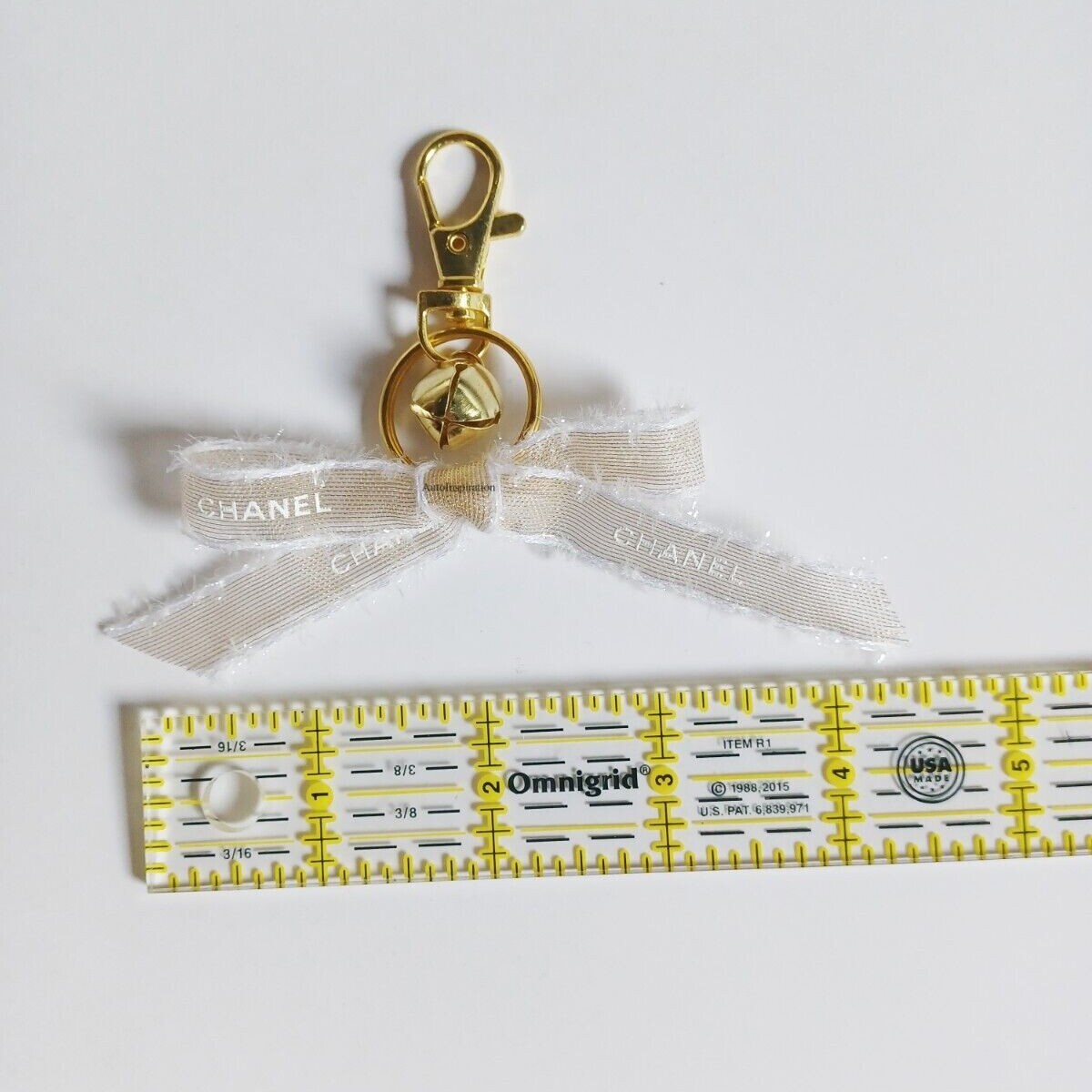 シャネル　リボン　チャーム Chanel Christmas limited edition white and gold mesh gift ribbon