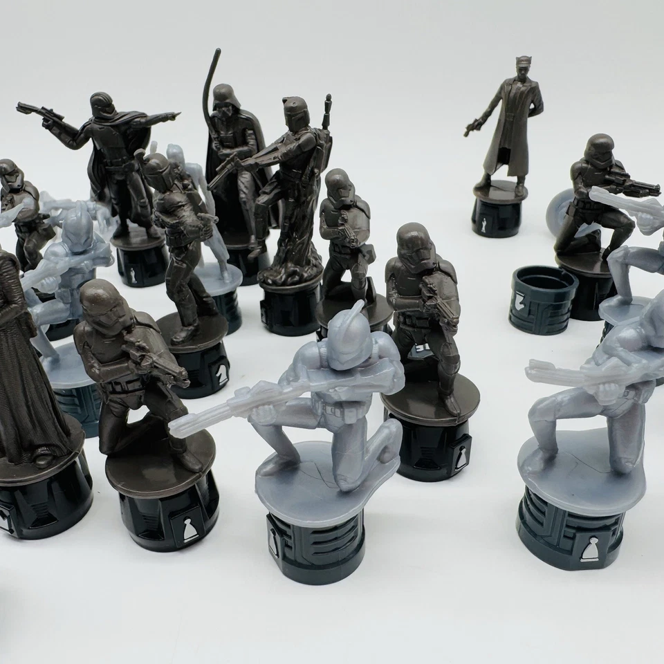 Hasbro Star Wars Force Awakens 2014 25 piezas de ajedrez de plástico solamente Foto 4 de 4