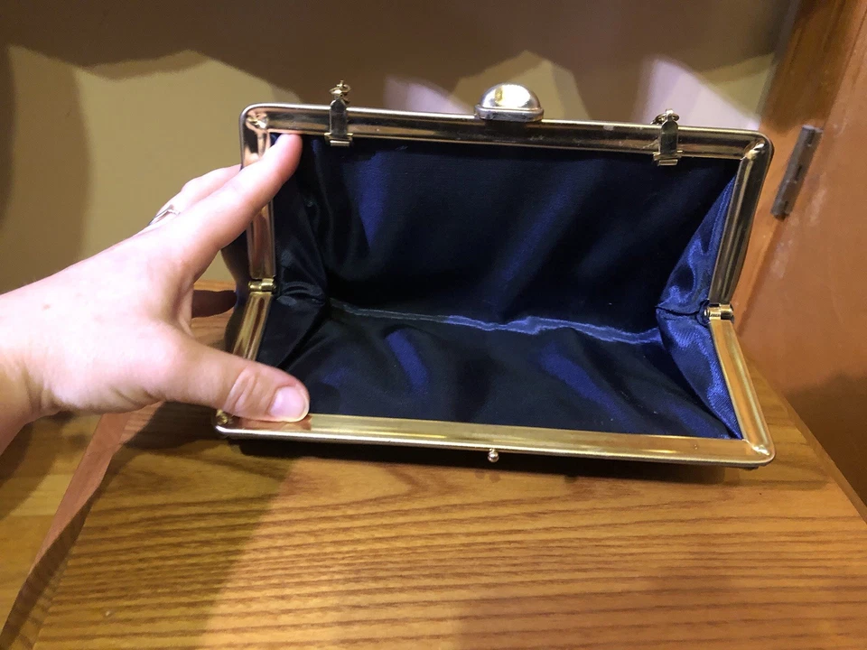 Cartera clutch vintage azul marino con cadena y cierre en tono dorado Foto 4 de 4