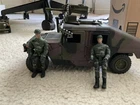World peacekeepers 2003 humvee with two figures and gun great condition