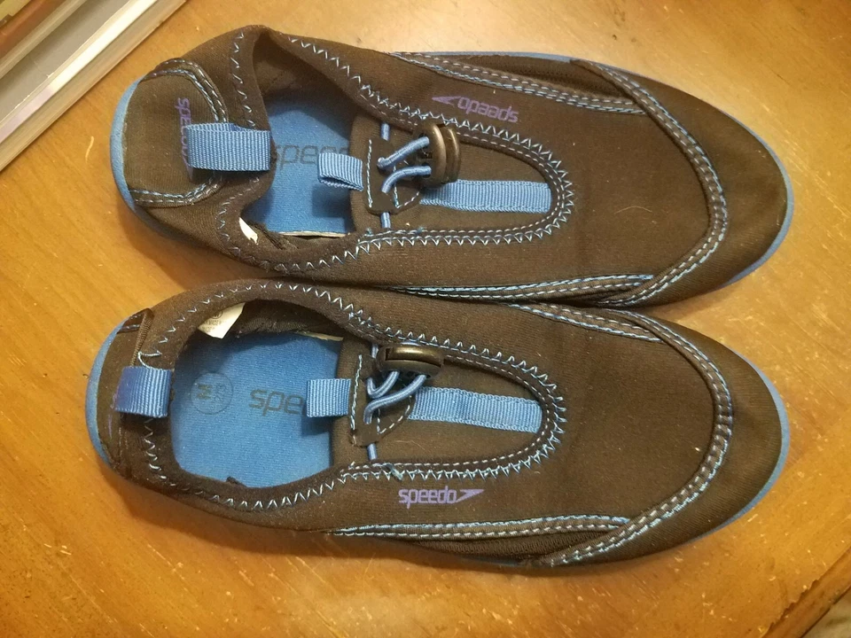 Zapatos acuáticos Speedo Surf Strider para jóvenes junior - medianos 2/3 - negros/azules - ¡En muy buen estado! Foto 4 de 4