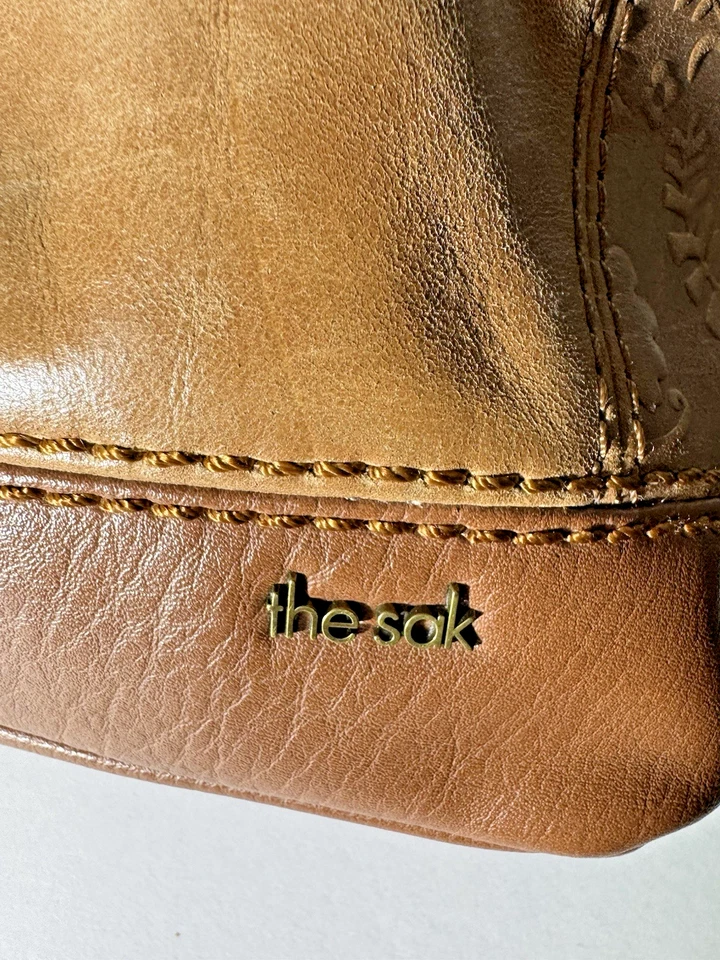 The Sak De Young Tote Bag in Brown Leather Floral Embossed Distressed Foto 3 de 4