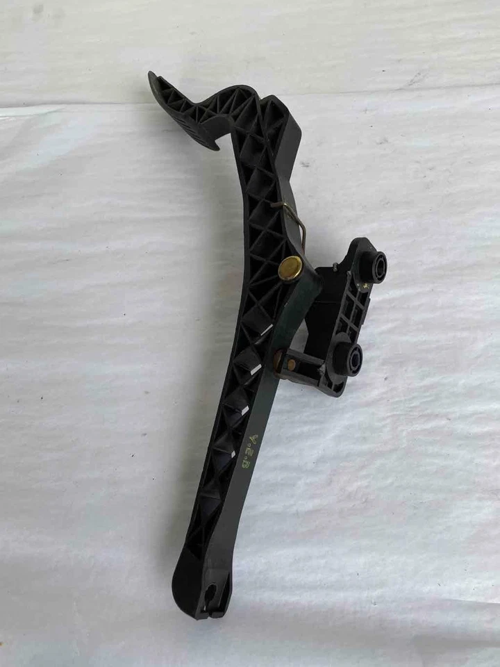 2003 HYUNDAI SONATA Front Floor Gas Accelerator Pedal Assembly G - Image 4 of 4