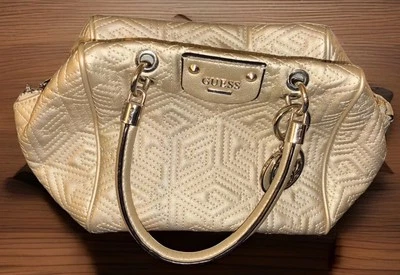 Bolso de hombro Guess de cuero sintético dorado - Imagen 1 de 4
