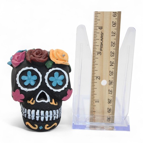 Estatuilla de calavera de azúcar del día de los muertos pintada a mano con detalles florales - Imagen 7 de 7
