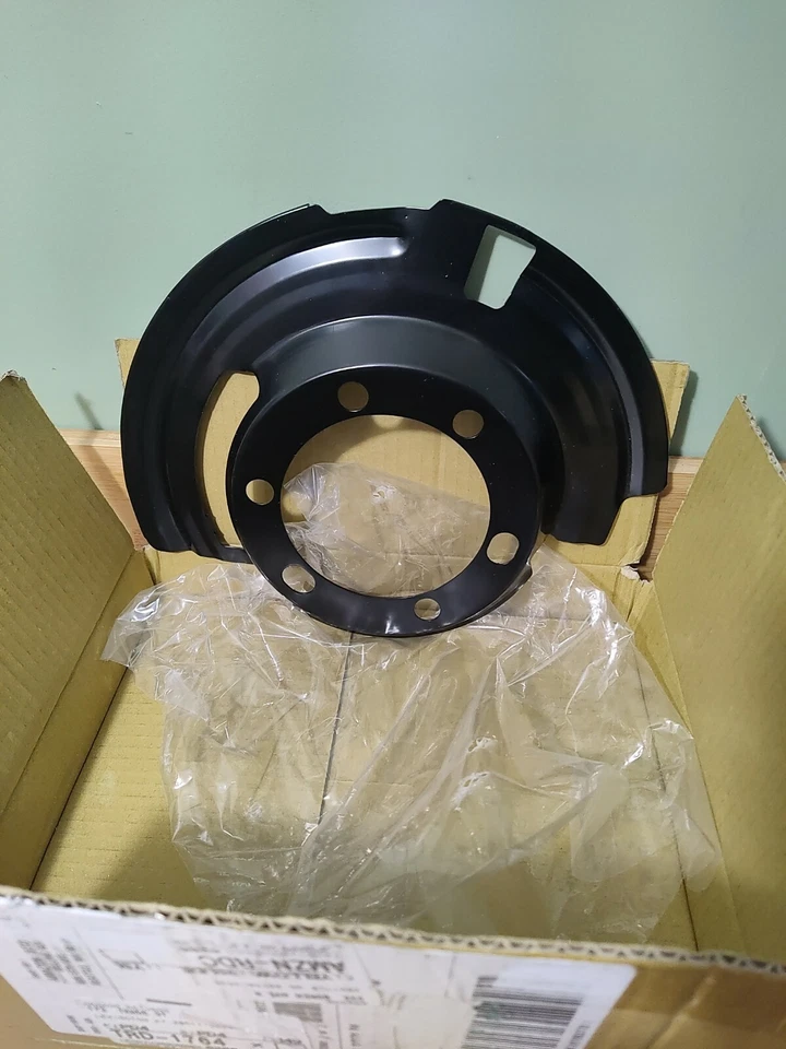 Protector antipolvo freno delantero izquierdo Omix-Ada 11121.04 para Wrangler/Cherokee/Comanche Foto 3 de 4