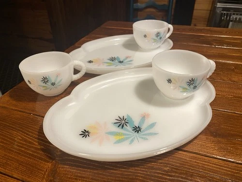 VINTAGE FEDERAL GLASS  5 - PIECE SNACK SET - ATOMIC FLOWER PATTERN 1950's