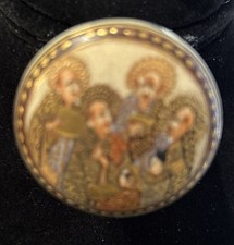 ANTIQUE Japanese Satsuma BROOCH  dating from the Meiji Era 1868-1912 1-1/2”