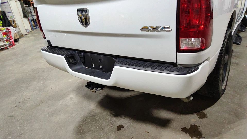 09-24 Conjunto de parachoques trasero Dodge RAM 1500 (blanco brillante PW7) *Ligeros arañazos* Foto 3 de 4