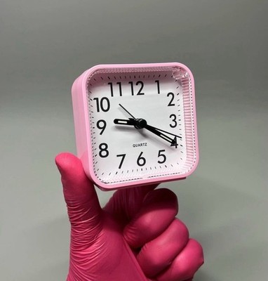 Nicht tickender leiser Wecker klassisch klein quadratisch große Ziffern Nachtlicht 8 cm