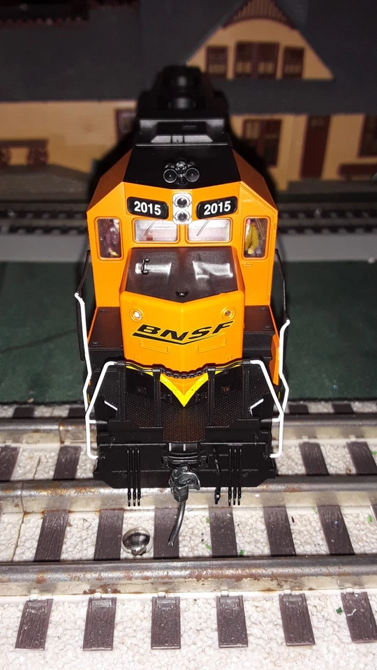 MTH HO Scale GP38-2 Diesel Engine with Proto-Sound 3.0 BNSF#2015 Tested (AA-175 - Image 4 of 4