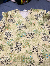 Women s Beige Floral Print V-Neck Short Sleeve Scrub Top with Pockets