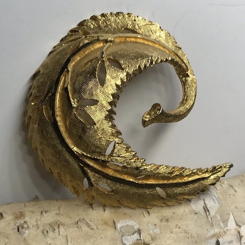 Vintage Gold-tone Swirl Curved Leaf Feather Textured Brooch Pin Signed ©B.S.K. - Picture 5 of 12
