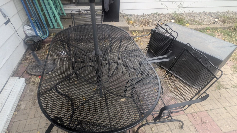 MESA DE PATIO EXTERIOR DE HIERRO FORJADO - 4 SILLAS Y SOMBRILLA - ¡PERFECTO ESTADO! Foto 2 de 4