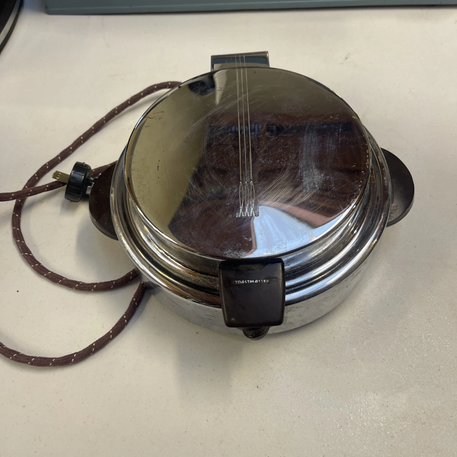 Toastmaster Model 2D2 Waffle Iron Art-Deco Chrome Vintage MCM - TESTED